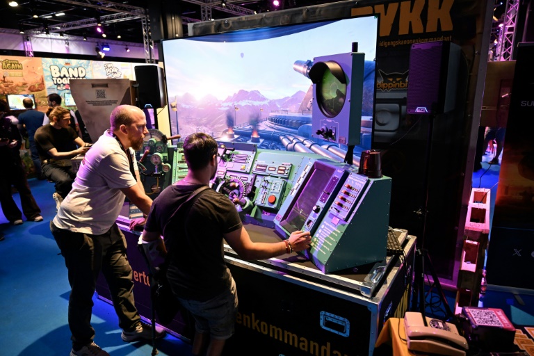  Des participants jouent au jeu vidéo PVKK de l'éditeur Keppler Interactive lors du salon des jeux vidéo Gamescom à Cologne, le 20 août 2025 en Allemagne