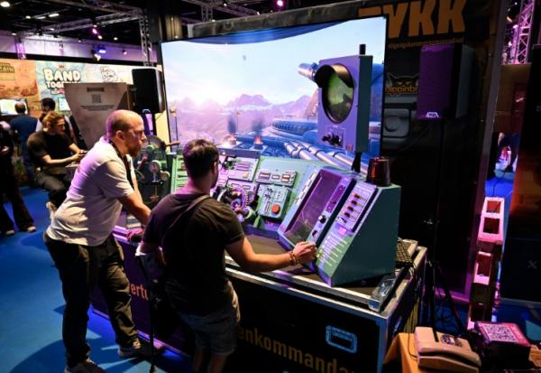  Des participants jouent au jeu vidéo PVKK de l'éditeur Keppler Interactive lors du salon des jeux vidéo Gamescom à Cologne, le 20 août 2025 en Allemagne