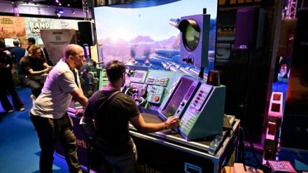  Des participants jouent au jeu vidéo PVKK de l'éditeur Keppler Interactive lors du salon des jeux vidéo Gamescom à Cologne, le 20 août 2025 en Allemagne