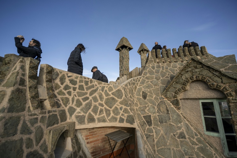 Des visiteurs sur le toit de Bellesguard, la Casa Figueras, une création de l'architecte Antoni Gaudi, à Barcelone, le 28 janvier 2026