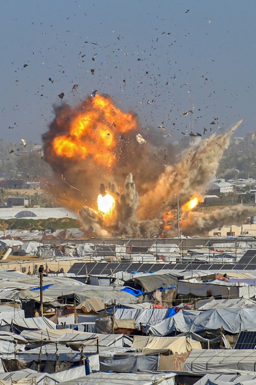 Des flammes s'élèvent d'un secteur accueillant des Palestiniens déplacés après une frappe aérienne israélienne à Khan Younès, dans le sud de la bande de Gaza, le 31 janvier 2026