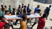 Des Palestiniens transportent le corps d'un des cinq journalistes tués lors d'une frappe israélienne sur l'hôpital Nasser à Khan Younès, dans le sud de Gaza, lors de funérailles, le 25 août 2025 