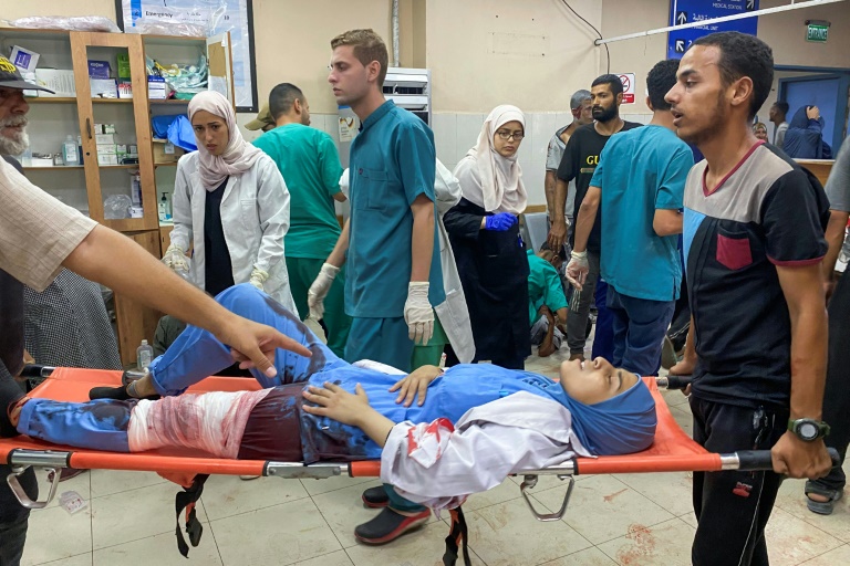 Des Palestiniens transportent une infirmière blessée par dees frappes israéliennes sur l'hôpital Nasser, à Khan Younès, dans le sud de la bande de Gaza, le 25 août 2025