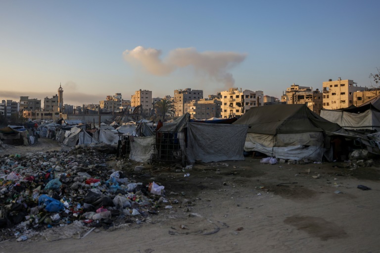 Des tentes de Gazaouis déplacés à Jabalia, dans le nord de la bande de Gaza, d'où s'élève de la fumée après un bombardement israélien, le 25 août 2025