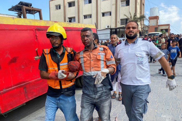 Un membre de la Défense civile de Gaza pris en charge après avoir été blessé par une frappe israélienne sur l'hôpital Nasser de Khan Younès, dans le sud du territoire palestinien, le 25 août 2025