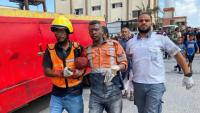 Un membre de la Défense civile de Gaza pris en charge après avoir été blessé par une frappe israélienne sur l'hôpital Nasser de Khan Younès, dans le sud du territoire palestinien, le 25 août 2025