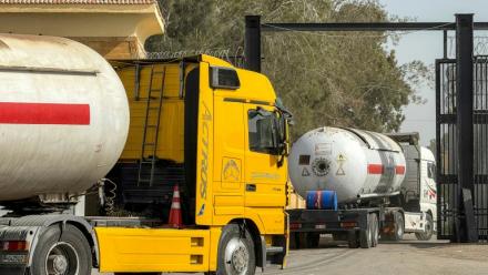 Camions citerne du côté égyptien du poste-frontière de Rafah avec la bande de Gaza, le 27 janvier 2026