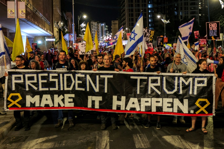 Des personnes manifestent lors d'un rassemblement organisé par les familles des otages israéliens capturés dans la bande de Gaza depuis octobre 2023, devant la résidence du Premier ministre israélien à Jérusalem, le 4 octobre 2025