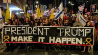 Des personnes manifestent lors d'un rassemblement organisé par les familles des otages israéliens capturés dans la bande de Gaza depuis octobre 2023, devant la résidence du Premier ministre israélien à Jérusalem, le 4 octobre 2025