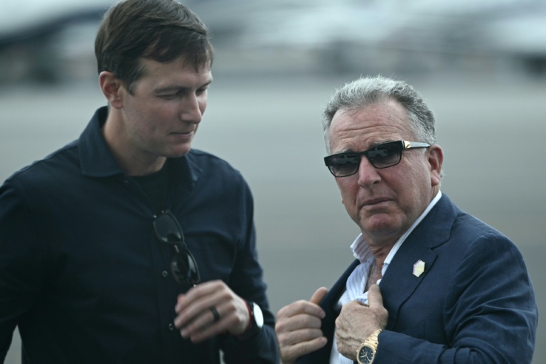 L'émissaire américain Steve Witkoff (d) et le gendre de Donald Trump, Jared Kushner, à l'aéroport de Teterboro, dans le New Jersey, le 13 juillet 2025