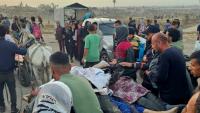 Des Gazaouis évacuent des personnes tuées, selon la Défense civile locale, par des tirs israéliens en marge d'une distribution d'aide à Rafah, dans le sud de la bande de Gaza, le 1er juin 2025