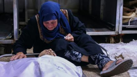Une femme palestinienne pleure un proche tué dans un bombardement israélien, dans la ville de Gaza, le 30 juin 2025