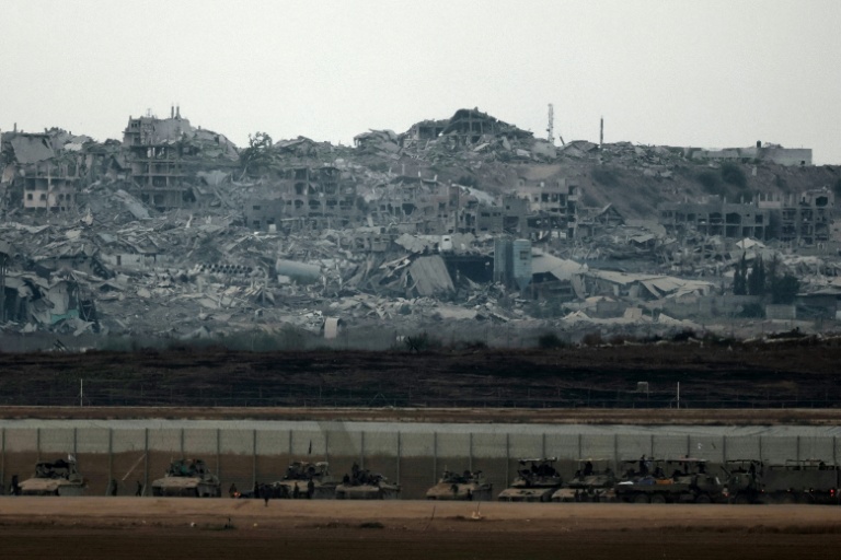 Des blindés israéliens déployés à la frontière avec la bande de Gaza, le 21 août 2025