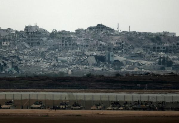 Des blindés israéliens déployés à la frontière avec la bande de Gaza, le 21 août 2025