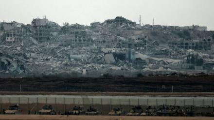 Des blindés israéliens déployés à la frontière avec la bande de Gaza, le 21 août 2025