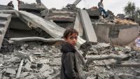 Un garçon palestinien devant les décombres d'un bâtiment, après un bombardement israélien, le 29 mars 2024 dans le camp de réfugiés de Maghazi, dans le centre e la bande de Gaza, où une guerre oppose Israël au mouvement islamiste Hamas