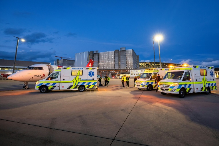 Des ambulances à l'aéroport de Zurich pour transporter des blessés en provenance de Gaza, le 24 octobre 2025