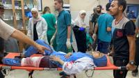 Des Palestiniens transportent une infirmière blessée par de meurtrières frappes israéliennes sur l'hôpital Nasser, à Khan Younès, dans le sud de la bande de Gaza, le 25 août 2025