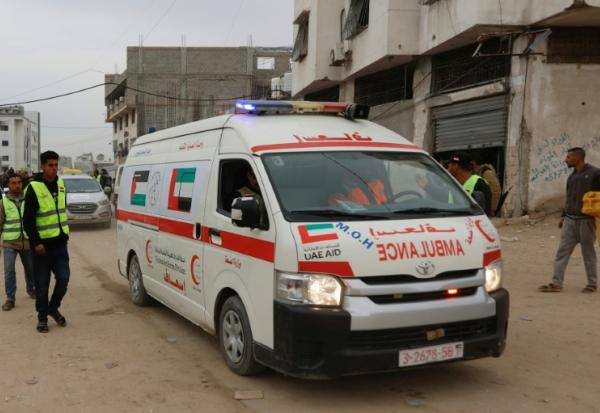 Une ambulance transporte deux victimes vers l'hôpital Al-Shifa de Gaza City après une frappe israélienne le 21 janvier 2026
