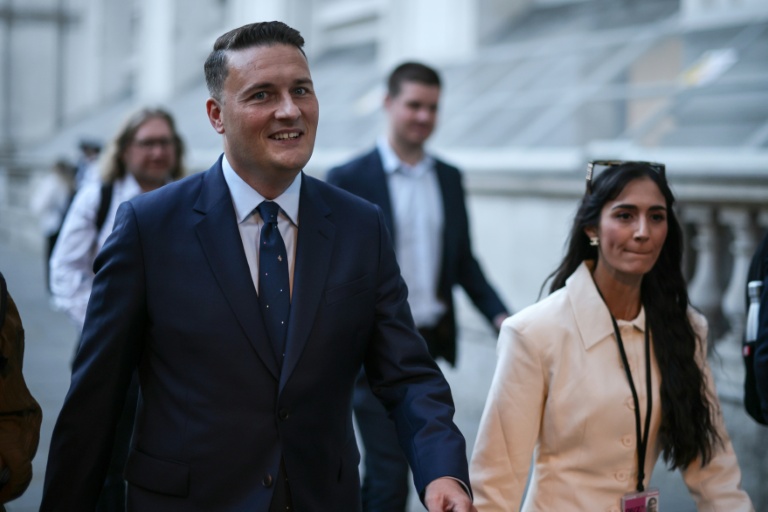 L'ancien ministre britannique de la Santé Wes Streeting (g), arrive à Downing Street, à Londres, le 20 juillet 2026