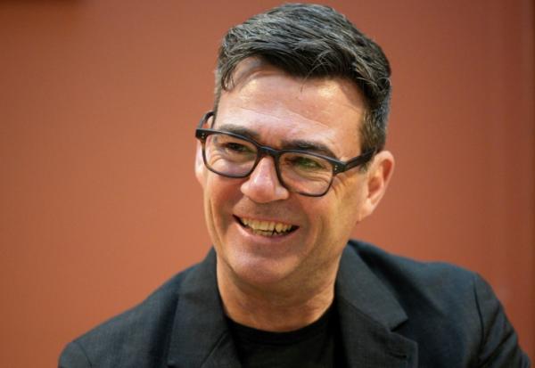 Andy Burnham lors d'une visite d'une association caritative qui vient en aide aux sans-abri, à Londres, juste avant sa nomination au poste de Premier ministre, le 20 juillet 2026