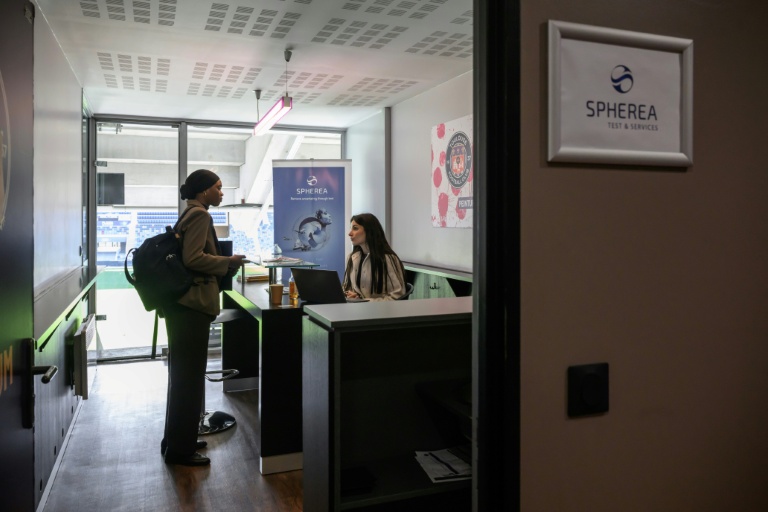 Une représentante de l'entreprise Spherea discute avec une participante lors d'un 