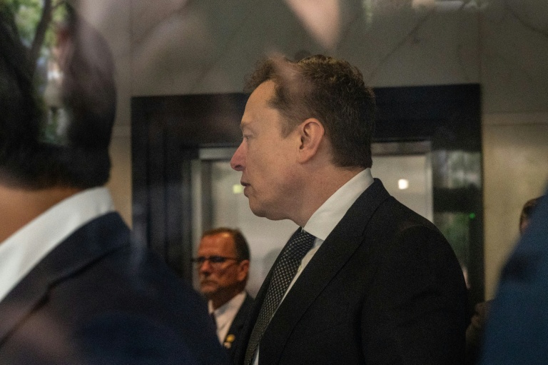 Elon Musk arrive au tribunal fédéral d'Oakland, le 29 avril 2026 en Californie