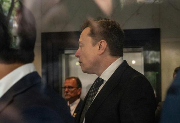 Elon Musk arrive au tribunal fédéral d'Oakland, le 29 avril 2026 en Californie