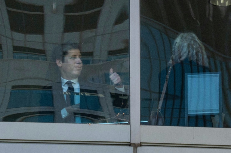 Le PDG d'OpenAI, Sam Altman, aperçu derrière une vitre au tribunal fédéral d'Oakland, en Californie, lors d'une pause dans le procès OpenAI contre Musk, le 29 avril 2026