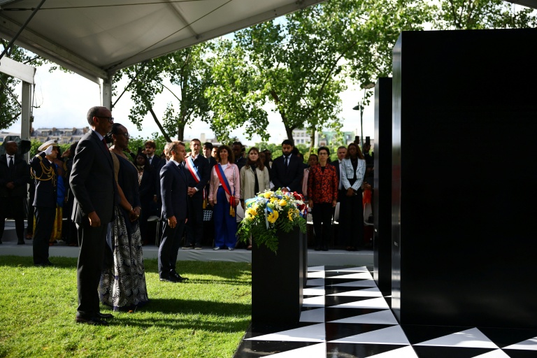 Le président rwandais Paul Kagame, la première dame du Rwanda Jeannette Kagame et le président français Emmanuel Macron devant un monument rendant hommage aux victimes du génocide rwandais, réalisé par l’artiste portugaise Grada Kilomba et baptisé 