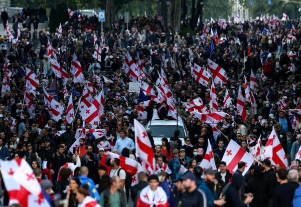 Manifestation contre le pouvoir à Tbilissi, lors des élections locales, le 4 octobre 2025 en Géorgie