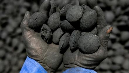 Briquettes de charbon fabriqué avec des déchets végétaux, à N'Djamena, le 30 avril 2025