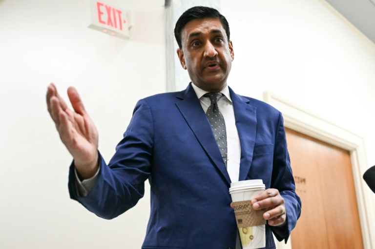 L'élu démocrate Ro Khanna, membre de la commission des enquêtes de la Chambre des représentants américaine, avant une audition à huis clos en visioconférence avec Ghislaine Maxwell, au Capitole à Washington le 9 février 2026
