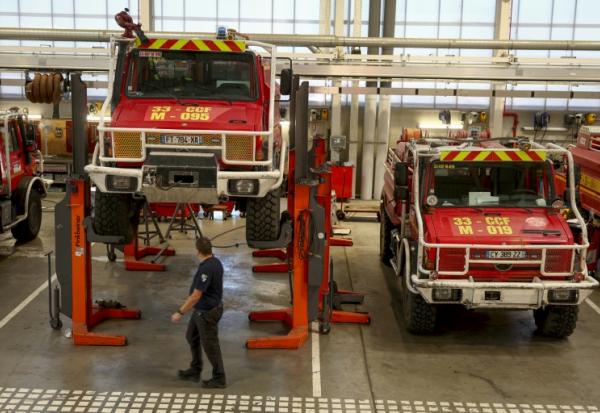 Des camions de pompiers endommagés par les incendies de forêt de l'été, en réparation dans l'atelier de logistique et de maintenance du SDIS 33, le 16 septembre 2026 à Bordeaux, en Gironde