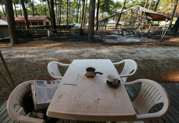 Une table en plastique et du matériel de camping calciné au camping "Le Grand Crohot Ocean", à Lège-Cap-Ferret, en Gironde, le 27 juillet 2026