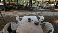 Une table en plastique et du matériel de camping calciné au camping "Le Grand Crohot Ocean", à Lège-Cap-Ferret, en Gironde, le 27 juillet 2026