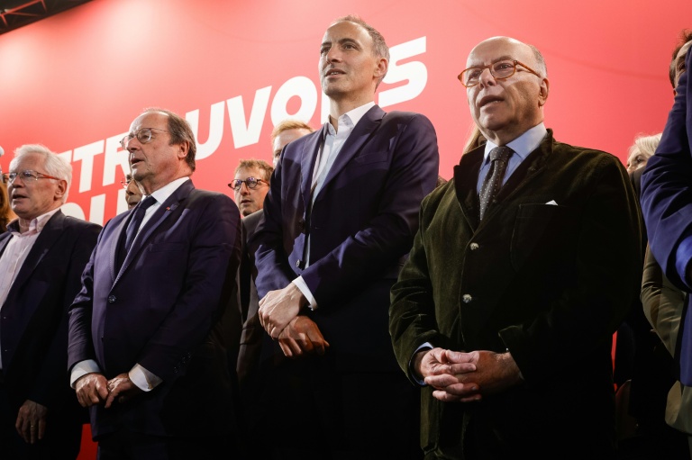 (De g à d) L'ancien président François Hollande, l'eurodéputé et leader de Place publique Raphaël Glucksmann et l'ex-Premier ministre Bernard Cazeneuve chantent La Marseillaise, à Pontoise (Val-d'Oise), le 16 novembre 2025