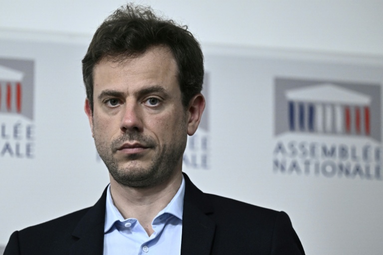 Le député de La France Insoumise, Paul Vannier, donne une conférence de presse à l'Assemblée nationale, à Paris, le 2 juillet 2025