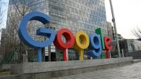 Google propose depuis un an les "AI Overviews", des réponses rédigées aux requêtes des utilisateurs, qui apparaissent dans un cartouche au-dessus des traditionnels liens vers les sites web.