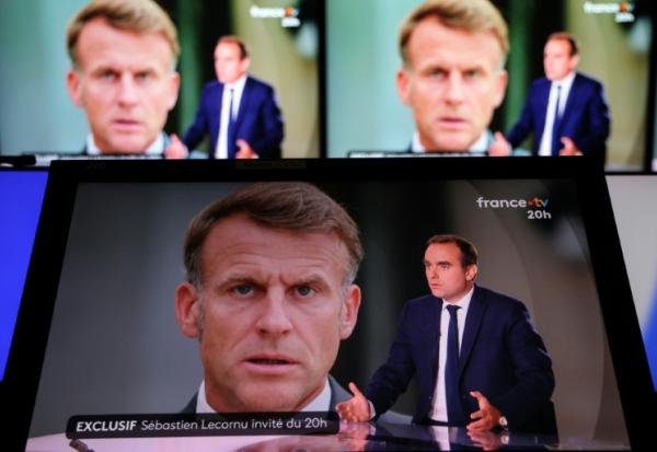 Le Premier ministre démissionnaire Sébastien Lecornu sur le plateau de France 2 avec une photo du président Emmanuel Macron en arrière-plan, le 8 octobre 2025