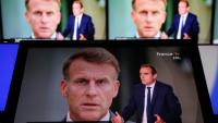 Le Premier ministre démissionnaire Sébastien Lecornu sur le plateau de France 2 avec une photo du président Emmanuel Macron en arrière-plan, le 8 octobre 2025