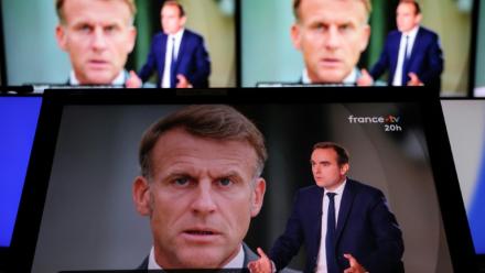 Le Premier ministre démissionnaire Sébastien Lecornu sur le plateau de France 2 avec une photo du président Emmanuel Macron en arrière-plan, le 8 octobre 2025