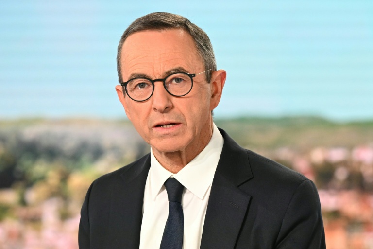 Bruno Retailleau sur le plateau du 13h00 de TF1 le 6 octobre 2025 à Boulogne-Billancourt, près de Paris