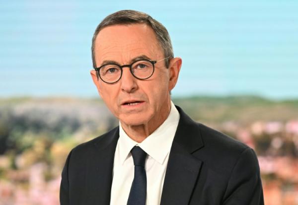 Bruno Retailleau sur le plateau du 13h00 de TF1 le 6 octobre 2025 à Boulogne-Billancourt, près de Paris