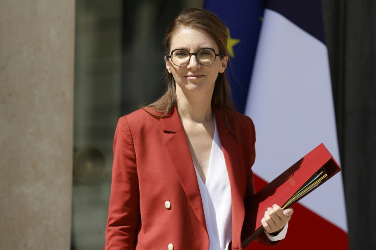La ministre de l'Egalité entre les femmes et les hommes Aurore Bergé à la sortie du Conseil des ministres à l'Elysée, le 2 juillet 2025 à Paris