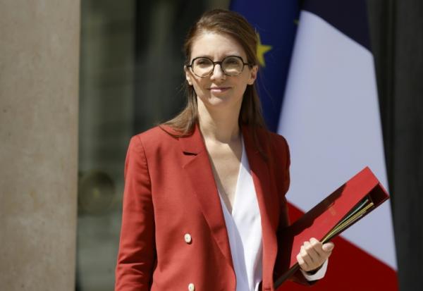La ministre de l'Egalité entre les femmes et les hommes Aurore Bergé à la sortie du Conseil des ministres à l'Elysée, le 2 juillet 2025 à Paris
