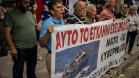 Des manifestants devant le tribunal de Kalamata, en Grèce, avec une bannière "Ils sont coupables de ce crime" à l'ouverture du procès de neuf Egyptiens accusés d'être impliqués dans l'un des naufrages de migrants les plus meurtriers en Méditerranée, le 21 mai 2024 