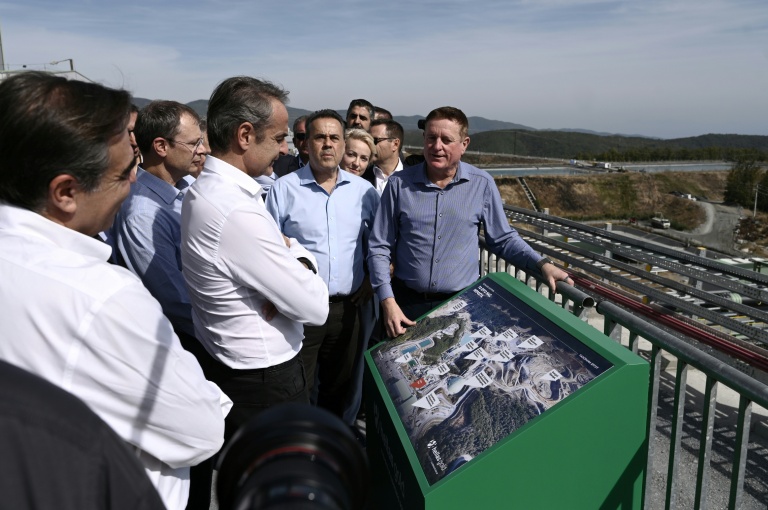 Le Premier ministre grec visite la mine d'or et de cuivre de Skouries lors de son inauguration dans la péninsule de Chalcidique, dans le nord de la Grèce, le 8 octobre 2026