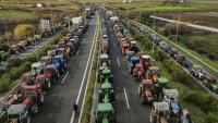 Des agriculteurs grecs en colère bloquent une autoroute près de la ville de Karditsa, dans le centre du pays, le 8 décembre 2025
