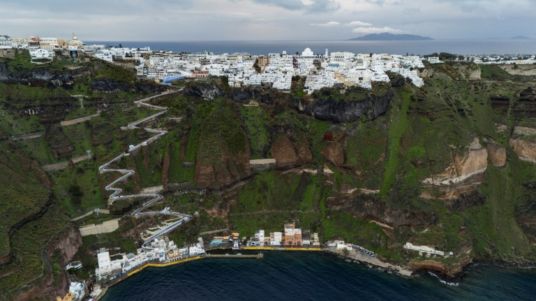 Le vieux port et la ville de Fira, sur l'île grecque de Santorin, le 4 février 2025